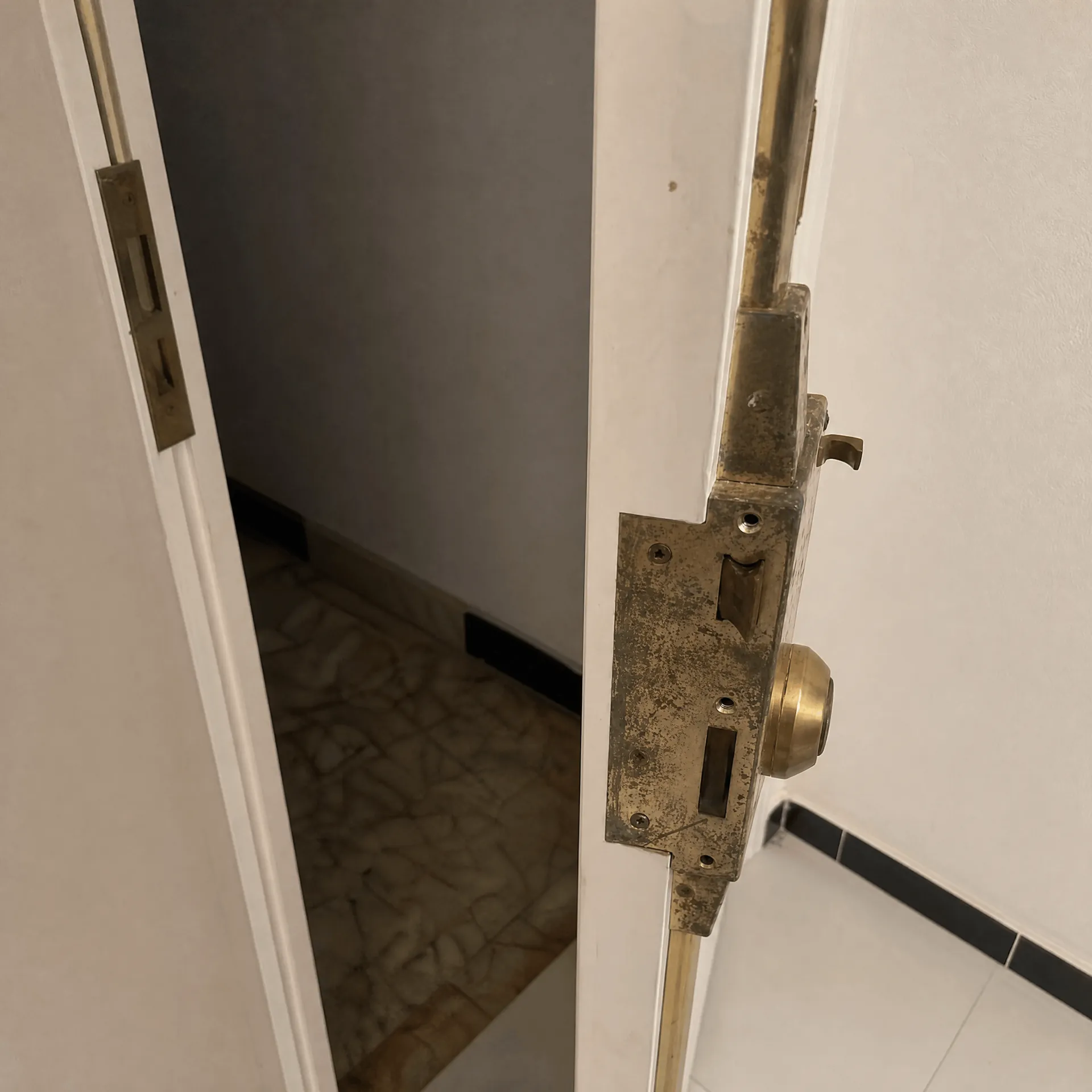 Puerta con cerradura reforzada en Villajoyosa